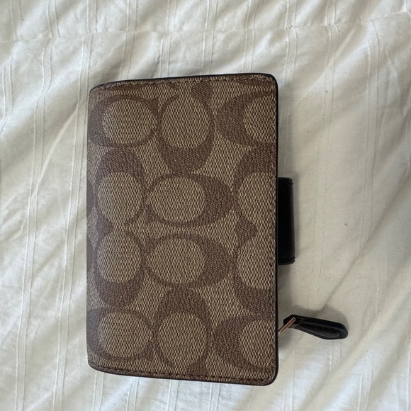 New Coach women’s Medium Corner Zip Wallet In Signature Canvas - Picture 4 of 5